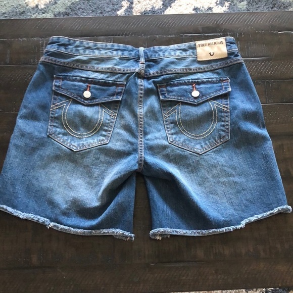 True Religion Emma Bermuda Blue Denim Mid Rise Raw Hem Size 32 Rigid Jean Shorts - Picture 11 of 16